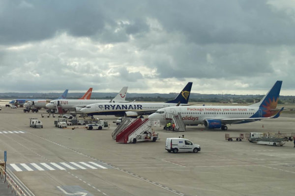 La nova plataforma estarà preparada per al subministrament elèctric als llocs d'estacionament, el que permetrà la reducció d'emissions de les aeronaus durant el seu pas per l'aeroport