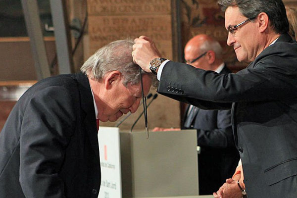 Josep Raimon Prous rebent la Creu de Sant Jordi a l’any 2013.